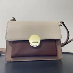 フラップ式　ショルダーバッグ ベージュ　ブラウン