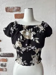 新品⭐︎タグ付 La Leia ラレイア 花柄オフショルダーシャーリングトップス①