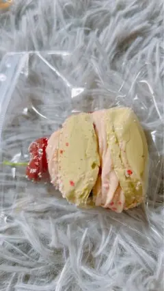 ストロベリー風味マカロン型お菓子