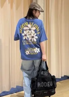 ロデオクラウンズ ARTフラワーＴシャツ ブルー ユニセックスのサムネイル