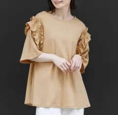 フリル付きタン色Tシャツ 新品