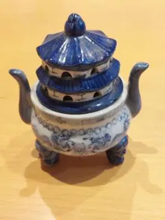 中国の伝統的な香炉、全体が淡い緑色の石、翡翠でできており、蓋と本体に龍の装飾有り 中国の伝統的な香炉、全体が淡い緑色の石、翡翠でできており、蓋と本体