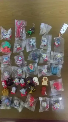 ウルトラマン指人形とガンダム小形ファギア