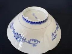 青い花模様の陶磁器ボウル　有田　深川製磁