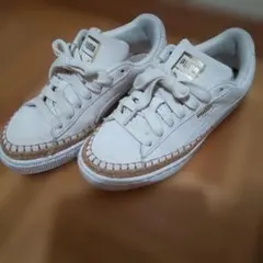 PUMA SUEDE スニーカー ホワイト 23㌢　変わりデザイン　ステッチのサムネイル