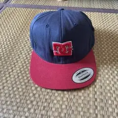 DC スナップバックキャップ ネイビー/レッド