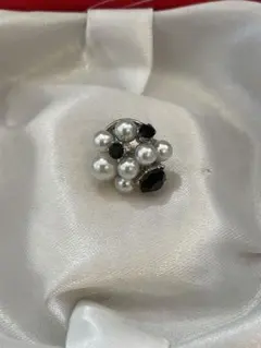 パールと黒ストーンのピンバッジ