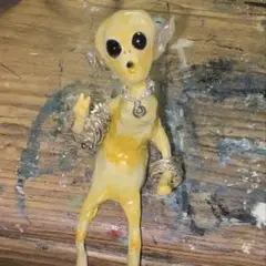 ピースしてる宇宙人のアクセサリースタンド