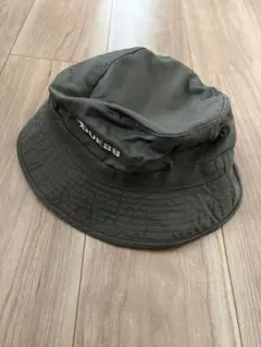 GUESS ダークグレー バケットハット