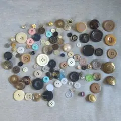 多様なデザインのボタン約100個セット