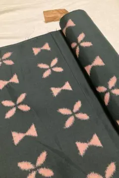 伊勢崎銘仙　馬首印　一等品　スタンプあり　蝶結びのような模様の着物反物のサムネイル