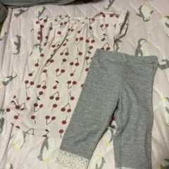 チェリー柄ワンピースとグレー レギンス