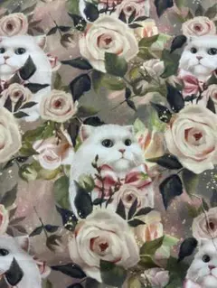 白い猫とバラのプリント生地