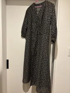 ⭐︎GU 花柄ワンピース ブラック Sサイズ　ペチコート付き