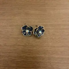 ネイビーブルー花形ピアス