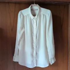 アイボリー レース付き襟 長袖シャツ