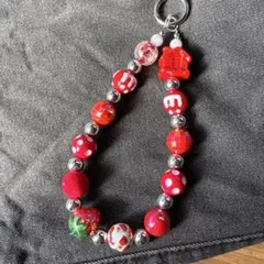 ハンドメイド 赤いビーズ ストラップ