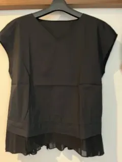 トゥモローランド　tomorrow land ブラック Vネック フレアトップス