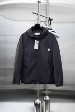 Monclerナイロンジャケット ブラック フード付き