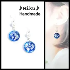 No.1304-A　小ぶり☆シェル・パール☆ピアス・イヤリング(ネイビーブルー)