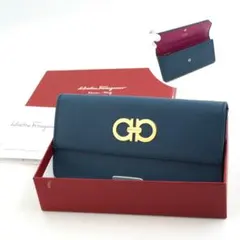 ✨Sランク・箱付き✨　Ferragamo 長財布　Wガンチーニ　ガンチーニ　紺色のサムネイル