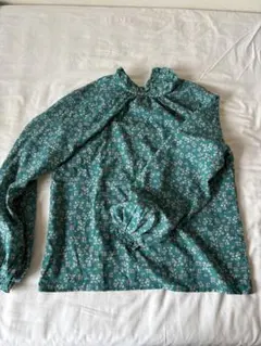 花柄フリルネック長袖シャツ