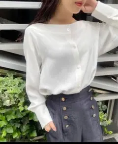 ✨新品✨ NOBLEワイドネックロングカフスブラウスのサムネイル