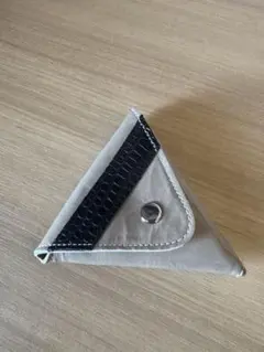 東京クロコダイル 三角コインケース（ エナメルレザー）