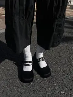 黒 ストラップ付き フラットシューズ