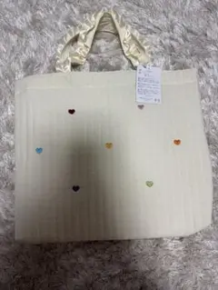 ハート刺繍のクリーム色　イブル　トートバッグ