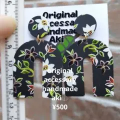 338,ブラックフラワーピアス