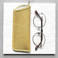 牛革メガネケース スリム型（革ひも巻きかがり）デザイン型押しイエロー