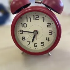 赤いクラシックアラーム時計