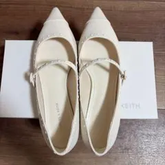 CHARLES & KEITH ホワイトポインテッドトゥパンプスのサムネイル