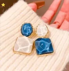 青と白のマーブル模様ピアス　可愛い　お洒落　個性的　カジュアル　新品