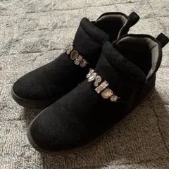 ビジュー付き黒ショートブーツ