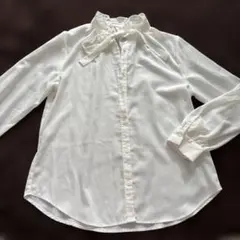 リボン付きフリル襟ホワイトブラウス