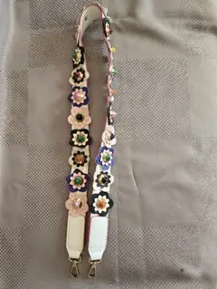 花モチーフ付きストラップ