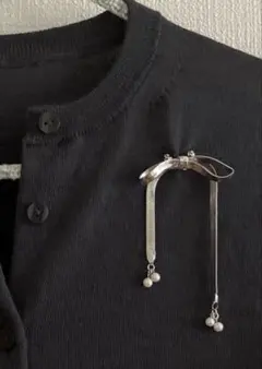 リボンパールブローチ　シルバー　蛇腹状金属　揺れ感あり