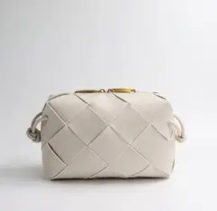 ショルダーバッグ 白 本革 編み込み 無地 シンプル　牛革 肩がけ プレゼント