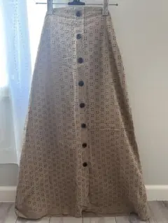 センスオブプレイス　ハイウエスト　ロングスカート　ベージュ系　刺繍デザインのサムネイル