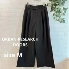 【URBAN RESEARCH DOORS】タック入り ワイドパンツ (M) 黒