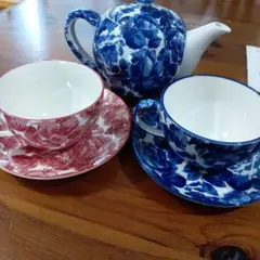 青と赤の花柄カップ・ソーサーセット