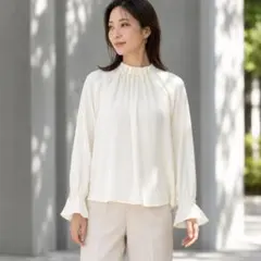RUIRUE BOUTIQUE｜ウエーブタックパールデザインブラウス｜ホワイトのサムネイル
