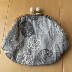 刺繍入りグレーがま口ポーチ