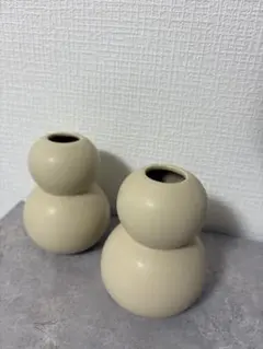 クリーム色の陶器製花瓶2個セット