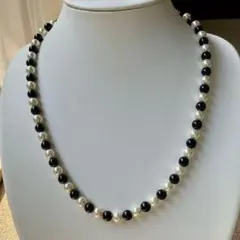 フェイクパールとブラックビーズのネックレス　美品　金具シルバー色⑬