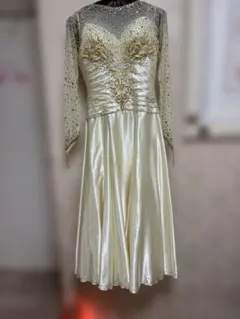 美品　素敵なアイボリー色サテン　　石付き 社交ダンスドレス　デモ　パーティー