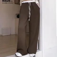 ダークブラウン