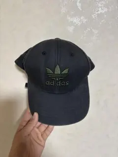 adidas ロゴ刺繍 黒 キャップ